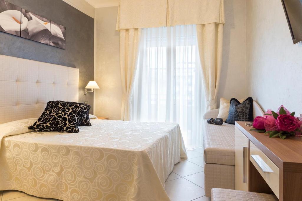 Hotel Petronio Riccione Bagian luar foto